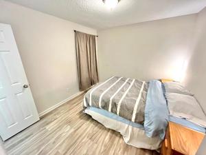 Rooms by Month JAX Airport & Zoo