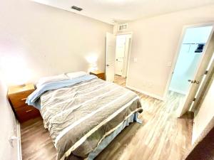 Rooms by Month JAX Airport & Zoo