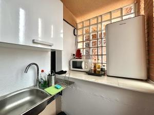 Habitacion con baño privado y mini-cocina privada en casa particular, acceso independiente