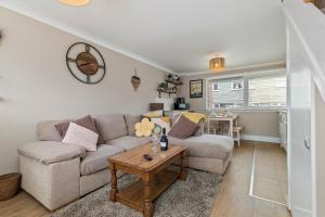 The Retreat - Short walk from beach parking