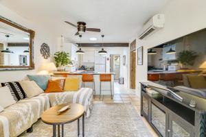 Vibrant Casa Paloma with Patio - Near Vineyards!