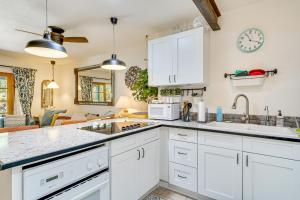 Vibrant Casa Paloma with Patio - Near Vineyards!