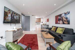 2Bed 2Bath - Hendon 3-5 min to Train - 65 Inch TV