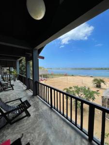 Downwinder Lagoon Lodge