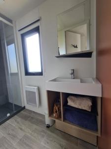 Campings Mobil-home Vue mer Piscine - Camping La Falaise Equihen-Plage - La Coquille d-Opale : photos des chambres