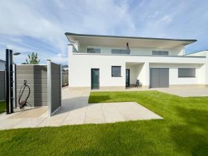 luxuriöse Villa Möwengeflüster - 220qm große Ferienwohnung für bis zu 8 Gästen mit Sauna direkt am Goitzschesee