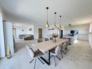 luxuriöse Villa Möwengeflüster - 220qm große Ferienwohnung für bis zu 8 Gästen mit Sauna direkt am Goitzschesee