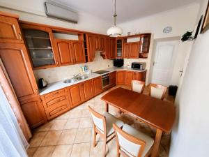 Quiet 4-bedroom Apartment Old Town