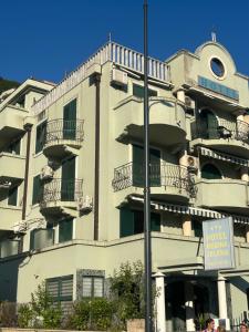 Green square apartment Budva