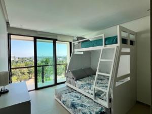 Depto en la playa con toboganes, juegos y restaurantes