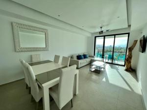 Depto en la playa con toboganes, juegos y restaurantes