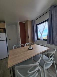 Campings Mobil-home Vue mer Piscine - Camping La Falaise Equihen-Plage - La Coquille d-Opale : photos des chambres