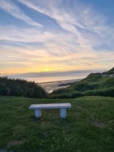 Campings Mobil-home Vue mer Piscine - Camping La Falaise Equihen-Plage - La Coquille d-Opale : photos des chambres