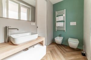 Naomis Flat - Metro Mirti