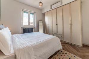 Naomis Flat - Metro Mirti