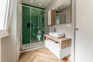 Naomis Flat - Metro Mirti