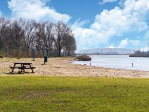 Sun-Soaked Bungalow in Simonshaven