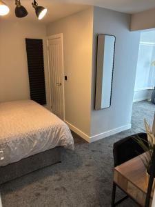 Reservoir Suite - Modern Private Apartment with King Bed