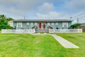 Walk to Beach and Pier Updated Abode in Rockport!
