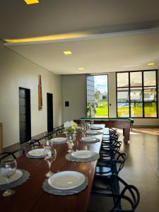 Casa Frente ao Lago com Piscina Aquecida no Melhor Condomínio