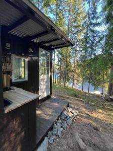 idyllisk hytte ved vannet