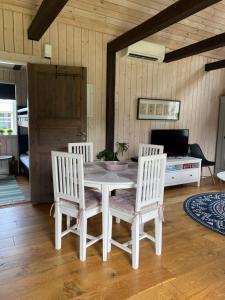 Bo i egen stuga på härlig ölandsgård