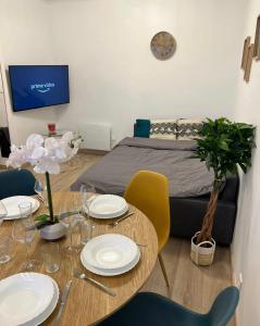 Appartements PARIS-MONTROUGE Magnifique Appartement 2 piece de 36m2 - tres cosy pour 1 a 5 personnes refait a neuf - ENTIRE APARTMENT LUXIRIOUS AND WARM - Montrouge Paris 14eme - Proche Aeroport Orly & Parc Expositions Porte de Versailles FREE WIFI GRATUIT : photos des chambres