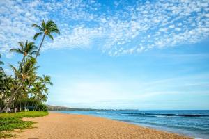 Updated Kihei Studio, Steps to Beach with Pool, Hot Tub & Parking