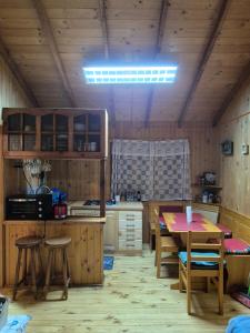 Cabaña Los Lleuques, Descanso en Cordillera a orillas del río Renegado