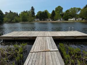 Three-Bedroom Villa room in Timber Nest Goshorn lake dock pool town HOT TUB