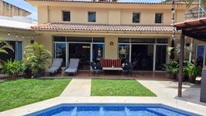 Private bedroom in gorgeous shared Versailles house with heated and cooled pool