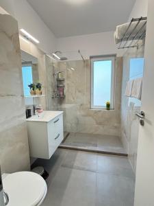 Cloud Sunrise Spacious & King Beds & Free Private Parking