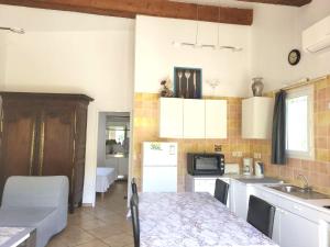 Maisons de vacances 15mn de Cannes, Villa la Soleiade , Gite ,Lodge , type T2, clim, piscine, parking au Lac de Saint-Cassien VAR : photos des chambres