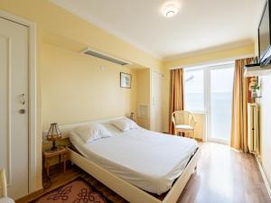 Apartment on Zeedijk with North Sea Views