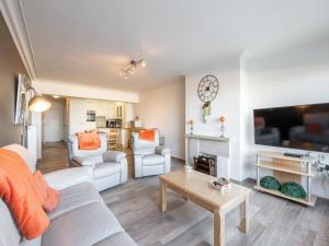 Apartment on Zeedijk with Stunning Sea Views