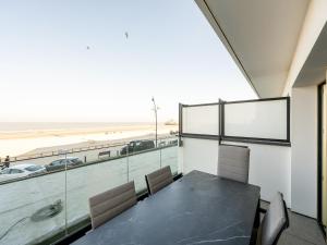 Apartment on Zeedijk with Stunning Sea Views