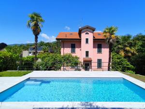 Elegant Villa with private garden,swimming pool
