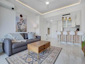 Sea-view apartment with balcony