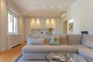 designer view terrace home in Center