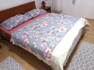 Seaside Okrug Gornji Apartment with Terrace and Patio - Two Bedroom Apartment with Terrace