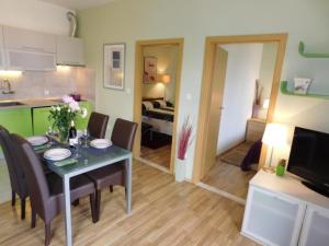 Apartments Ro i - Two Bedroom Apartment with Balcony