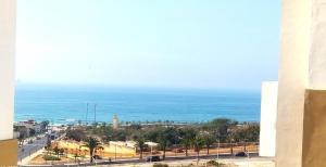 Superbe Appartement vue panoramique sur mer Avec Climatisation ! Idéal pour Familles ! à 5 minutes à Pied de la Plage ! à environ 6 minutes en voiture du Centre dAgadir et à 10 minutes en voiture de Taghazout !