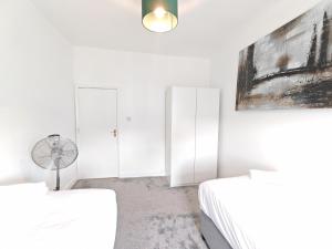 Garland Modern Park View Apartment, Hackney 4
