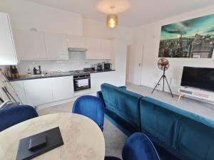 Garland Modern Park View Apartment, Hackney 4