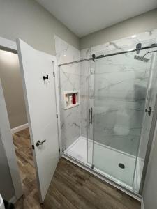 ENTIRE BACHELOR UNIT EN-SUITE ACROSS FROM GOOGLE - br2