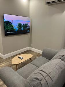 ENTIRE BACHELOR UNIT EN-SUITE ACROSS FROM GOOGLE - br2