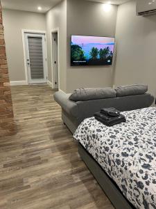 ENTIRE BACHELOR UNIT EN-SUITE ACROSS FROM GOOGLE - br2