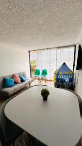 Apto 3 hab, junto al Centro Comercial Avenida, Piso 8 con ascensor