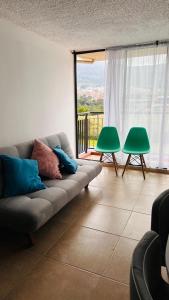 Apto 3 hab, junto al Centro Comercial Avenida, Piso 8 con ascensor