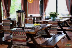 Bên Đồi Bên Suối Ecolodge